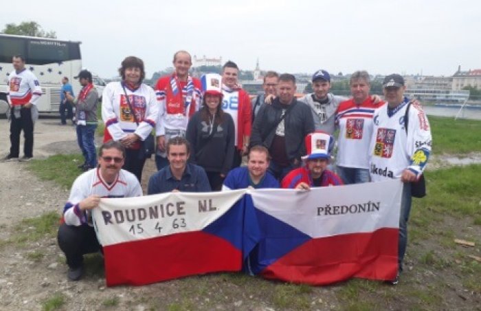 Zaměstnanci skladu Hněvice vyrazili společně fandit na MS v hokeji.