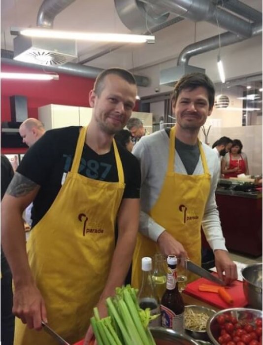 Zaměstnanci pražské centrály se sešli při společném vaření.