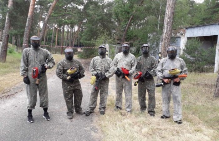 Zaměstnanci skladu Hněvice spolu rádi aktivně tráví čas. Třeba paintballem nebo turistikou.